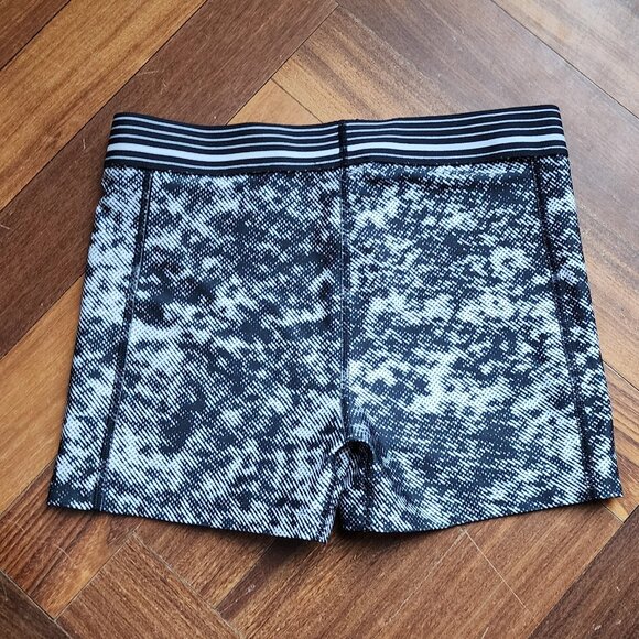 Under Armour Ladies Compression Shorts Size Medium - Picture 5 of 6